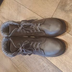 Brown Ankle boots with zipper on side. Size 5M